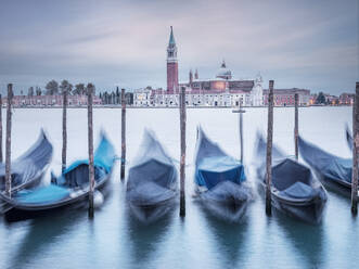 Italien, Venetien, Venedig, Langzeitbelichtung von Gondeln, die vor der Insel San Giorgio Maggiore vertäut sind - HAMF00870