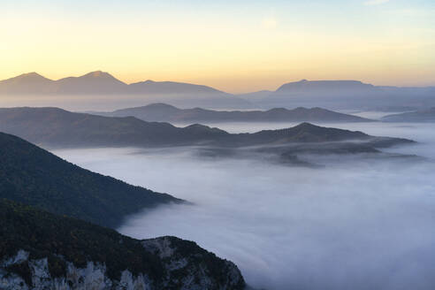 Nebel über den Bergen bei Sonnenaufgang in der Furlo-Schlucht, Marken, Italien - LOMF01236