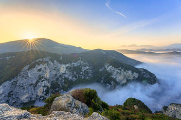 Sonnenaufgang über nebelverhangenen Bergen in der Furlo-Schlucht, Marken, Italien - LOMF01240