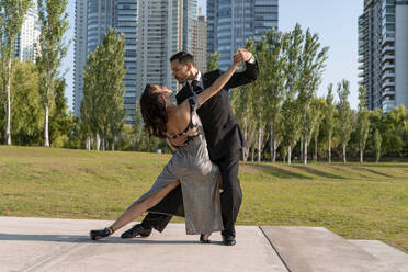 Männliche und weibliche Tänzer tanzen in einem öffentlichen Park - SPCF01240