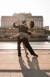 Männliche und weibliche Tango-Tänzer beim Üben auf dem Pier im Sommer - SPCF01253