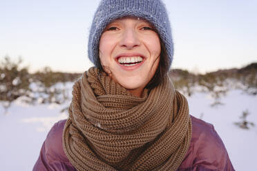 Fröhliche Frau in warmer Kleidung im Winter - EYAF01530