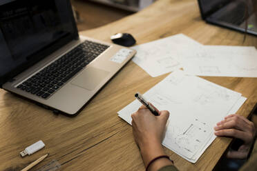 Weiblicher Tischler macht Entwurf auf Papier am Schreibtisch in der Industrie - VABF04225