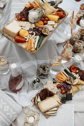 Essen im Überfluss für ein Picknick auf einer weißen Decke - LHPF01406