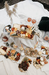 Picknick-Arrangement auf weißer Decke auf dem Dach - LHPF01412