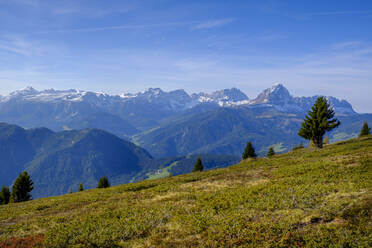 Italien, Tal in den Dolomiten mit Peitlerkofel und Kronplatz im Hintergrund - LBF03455