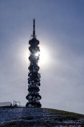 Italien, Kronplatz, Fernmeldeturm in der strahlenden Sonne - LBF03459