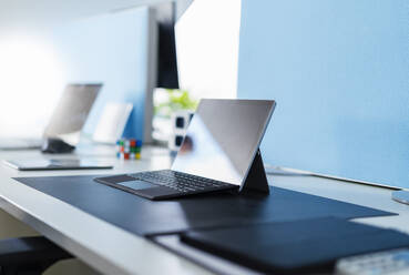 Digitale Tablets auf dem Schreibtisch im Büro - DIGF14937