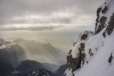 Panoramaaussicht auf die schneebedeckten Alpen - MCVF00735