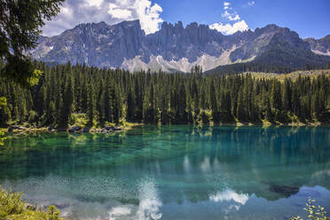 Italien, Südtirol, Aussicht auf den Karersee im Sommer - LOMF01242