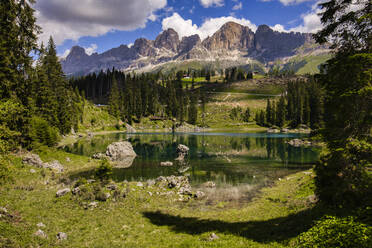 Italien, Südtirol, Aussicht auf den Karersee im Sommer - LOMF01245