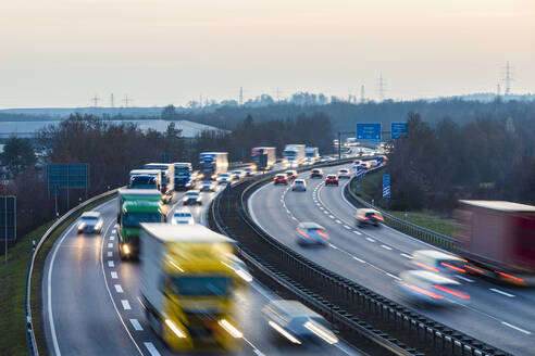 Deutschland, Baden-Württemberg, Sindelfingen, Verkehr auf der A 81 in der Abenddämmerung - WDF06540