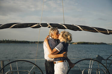 Senior Paar Lippen küssen in Boot gegen Meer und Himmel am sonnigen Tag - MASF22317