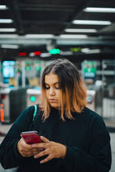 Studentin benutzt nachts in der U-Bahn ihr Smartphone - MASF22444