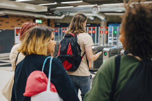 Rückansicht von Studenten an einer U-Bahn-Station - MASF22445