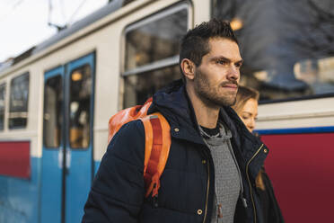 Heterosexuelles Paar in der Straßenbahn - MASF22492