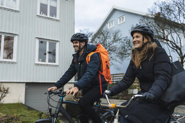 Lächelndes Paar beim Radfahren und Erkunden der Stadt - MASF22505