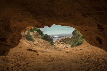 Spanien, Mallorca, Cala des Moro, Meer von Sandsteinhöhle aus gesehen - JMF00569