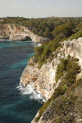 Spanien, Mallorca, Na Fontanela, Küstenlinie am blauen Meer - JMF00572