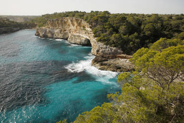 Spanien, Mallorca, Na Fontanela,Küstenlinie am blauen Meer - JMF00573