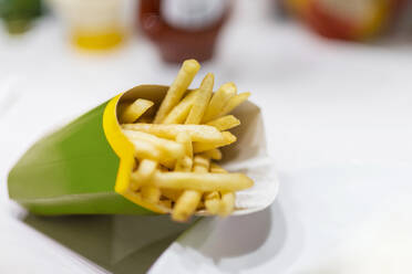 Nahaufnahme von Fast Food Pommes frites auf dem Tisch - CHPF00756