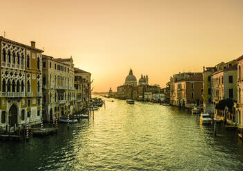 Blick auf den Sonnenuntergang entlang des Canal Grande in Venedig. - MINF15919