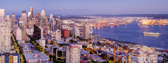 Seattle cityscape and coastline at dusk - MINF15922