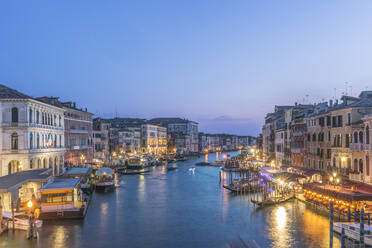 Blick auf den Sonnenuntergang, den Canal Grande und die Palazzi von Venedig, UNESCO-Weltkulturerbe. - MINF15924