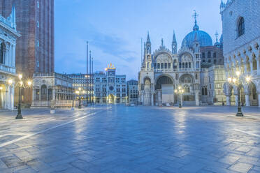 Morgendämmerung, Markusplatz, Basilika San Marco, Piazza San Marco, historische Gebäude - MINF15926