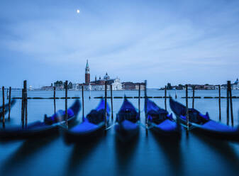 Lagune von Venedig, die Guideca mit Blick über die Lagune, Gondeln vor Anker, nachts, Mondlicht. - MINF16003