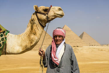 Drei Pyramiden, Denkmäler und Grabstätten der Pharaonen, ein Touristenführer auf einem Kamel - MINF16005