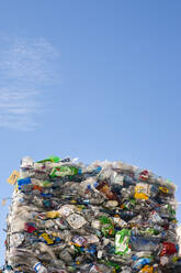 Gewerbliche Abfallentsorgung, Ballen mit Recyclingmaterial, aufgestapelte Kunststoffe. - MINF16028
