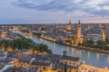 Luftaufnahme des Stadtbilds von Verona bei Sonnenuntergang, Italien. - MINF16034