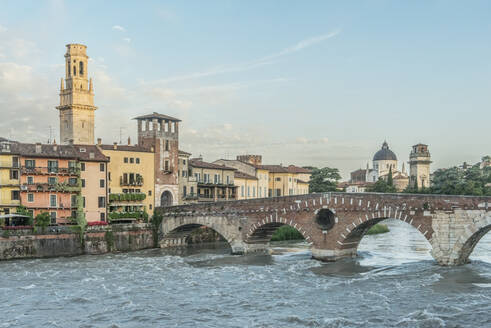 Blick auf die Ponte Pietra über die Etsch in Verona, Italien. - MINF16035