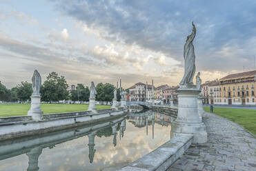 Der Stadtplatz von Prato della Valle mit Skulpturen und einem Kanal, Venetien, Italien. - MINF16036
