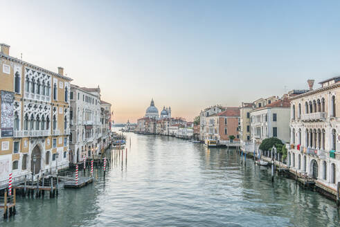 Blick auf den Canal Grande in Venedig mit der Kuppel des Markusdoms in der Ferne. - MINF16039