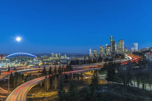 Die nächtliche Skyline von Seattle, Straße und Brücke, die im Mondlicht erleuchteten Gebäude der Innenstadt. - MINF16042