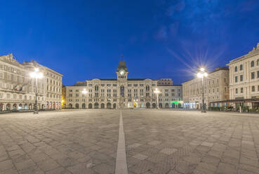 Die leere Piazza des Platzes der Einheit Italiens, historische Gebäude und Straßenlaternen. - MINF16044