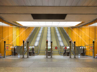 Metro Budapest, leere Freifläche, Rolltreppen und Schranken - MINF16052