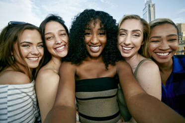 Eine Gruppe von fünf jungen Frauen posiert für ein Selfie - MINF16076