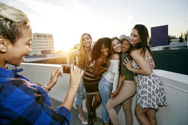 A group of young women partying on a city rooftop at dusk - MINF16101