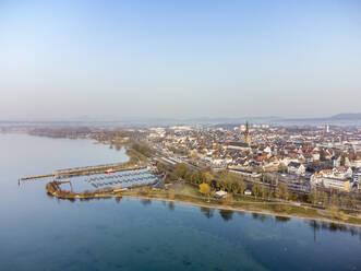 Deutschland, Baden-Württemberg, Radolfzell, Luftaufnahme von klarem Himmel über der Stadt am Bodenseeufer im Herbst - ELF02363