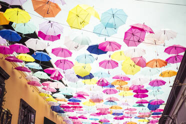 Farbenfrohe künstlerische Installation von Regenschirmen - CAVF93638