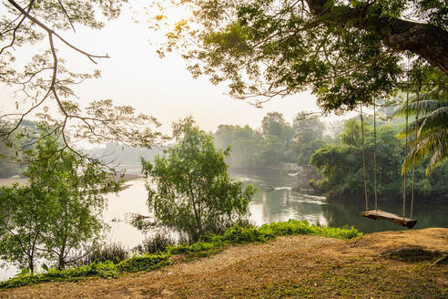 Ruhiger Morgen auf dem Fluss Kwai in der Nähe von Kanchanaburi - CAVF93660