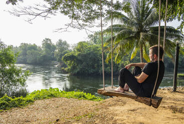 Ruhiger Morgen auf dem Fluss Kwai in der Nähe von Kanchanaburi - CAVF93664