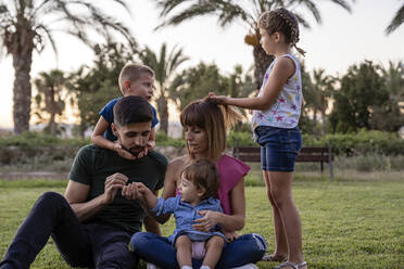 Die Familie verbringt ihre Freizeit gemeinsam im Park - AMPF00110