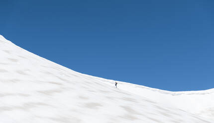 Spanien, Palencia, Cardano de Arriba, Skitouren auf dem verschneiten Murcia-Gipfel - JAQF00356