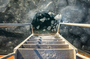Blick über die gefrorenen Stufen einer Leiter in die Eisblöcke in Dänemark - CAVF93670