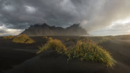 Vestrahorn, ein Berg aus dunklem Fels und scharfen Gipfeln - CAVF93678