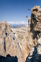 Wingsuit-Basejumper springen von einem Berg - CAVF93684